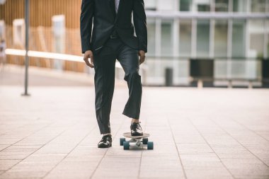 Genç yakışıklı adamla takım elbise bir longboard üzerinde - sürme kurumsal iş adamı portre, iş, hareketlilik ve yaşam tarzı ile ilgili kavramlar