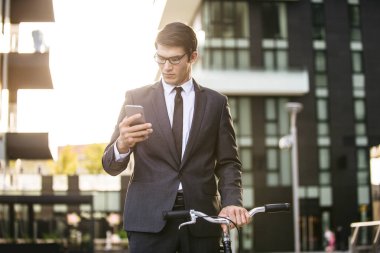 Genç yakışıklı adamla iş uygun sürüş sektörlerine - kurumsal iş adamı portre, iş, hareketlilik ve yaşam tarzı ile ilgili kavramlar