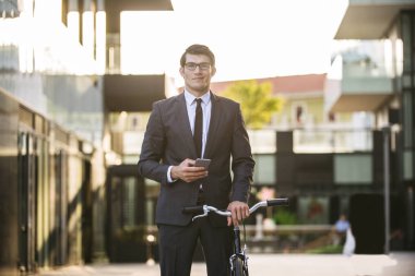 Genç yakışıklı adamla iş uygun sürüş sektörlerine - kurumsal iş adamı portre, iş, hareketlilik ve yaşam tarzı ile ilgili kavramlar