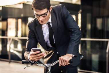 Genç yakışıklı adamla iş uygun sürüş sektörlerine - kurumsal iş adamı portre, iş, hareketlilik ve yaşam tarzı ile ilgili kavramlar