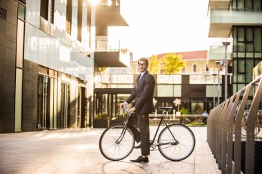 Genç yakışıklı adamla iş uygun sürüş sektörlerine - kurumsal iş adamı portre, iş, hareketlilik ve yaşam tarzı ile ilgili kavramlar