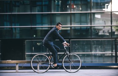 Genç yakışıklı adamla iş uygun sürüş sektörlerine - kurumsal iş adamı portre, iş, hareketlilik ve yaşam tarzı ile ilgili kavramlar