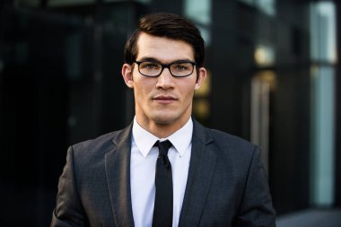 Genç yakışıklı adamla takım elbise - kurumsal iş adamı portre, iş ve yaşam tarzı ile ilgili kavramlar