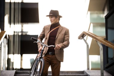 Genç yakışıklı adamla rahat sürüş sektörlerine - genç öğrenci portre, iş, hareketlilik ve yaşam tarzı ile ilgili kavramlar elbise