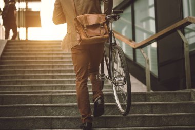 Genç yakışıklı adamla rahat sürüş sektörlerine - genç öğrenci portre, iş, hareketlilik ve yaşam tarzı ile ilgili kavramlar elbise