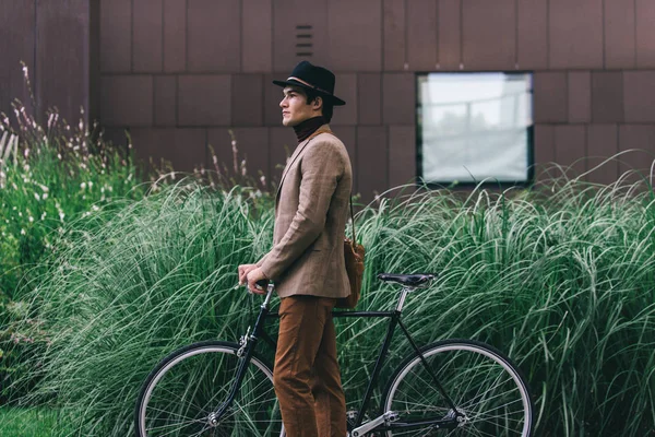 Tânăr Chipeș Haine Casual Conducere Bycicle Portret Tânăr Student Concepte — Fotografie, imagine de stoc