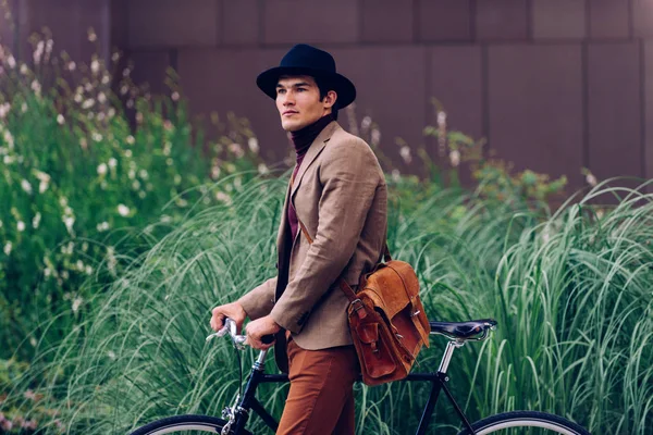 Молодой Красивый Мужчина Повседневной Одежде Рулем Велосипеда Портрет Молодого Студента — стоковое фото