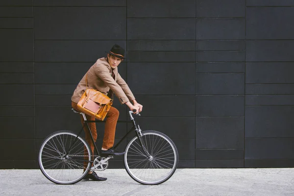 Junger Gutaussehender Mann Mit Lässiger Kleidung Der Fahrrad Fährt Studentenporträt — Stockfoto