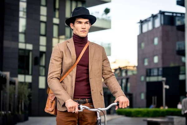 Joven Hombre Guapo Con Ropa Casual Bicicleta Conducción Retrato Estudiante — Foto de Stock