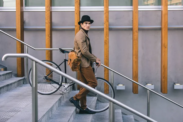 Jeune Homme Beau Avec Des Vêtements Décontractés Vélo Conduite Portrait — Photo