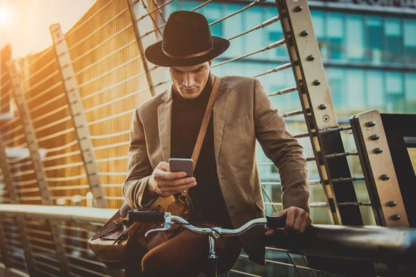 Mladý Pohledný Muž Ležérní Oblečení Jízdní Kola Mladý Student Portrét — Stock fotografie