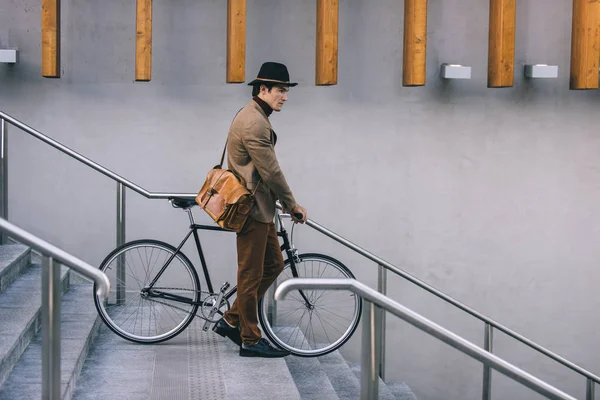 Junger Gutaussehender Mann Mit Lässiger Kleidung Der Fahrrad Fährt Studentenporträt — Stockfoto