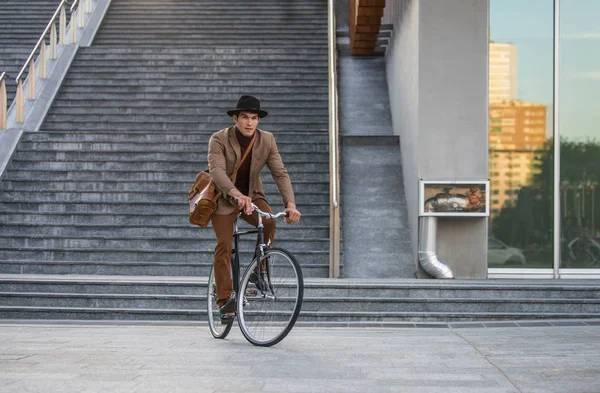 Jovem Homem Bonito Com Roupas Casuais Condução Bycicle Retrato Estudante — Fotografia de Stock