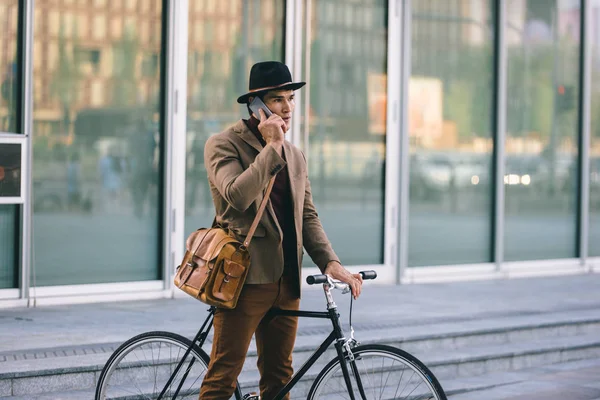 Ung Vacker Man Med Casual Kläder Drivande Bycicle Ung Studentporträtt — Stockfoto