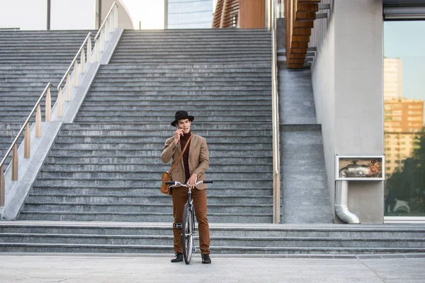 Tânăr Chipeș Haine Casual Conducere Bycicle Portret Tânăr Student Concepte — Fotografie, imagine de stoc