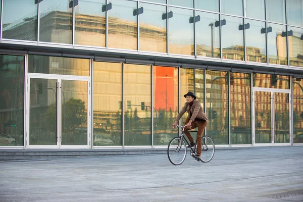 Giovane Bell Uomo Con Vestiti Casual Guida Bicicletta Ritratto Giovane — Foto Stock