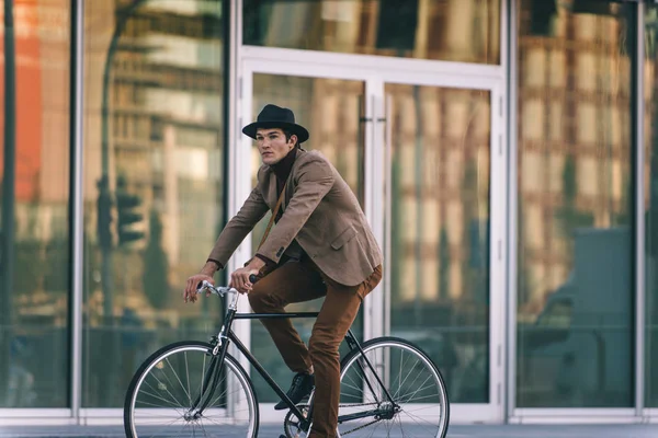 Jovem Homem Bonito Com Roupas Casuais Condução Bycicle Retrato Estudante — Fotografia de Stock