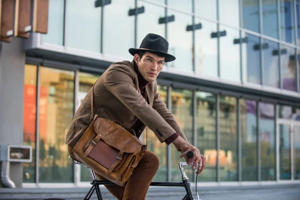 Junger Gutaussehender Mann Mit Lässiger Kleidung Der Fahrrad Fährt Studentenporträt — Stockfoto