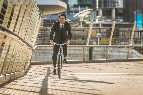 Ung Vacker Man Med Business Passar Drivande Bycicle Corporate Affärsman — Stockfoto