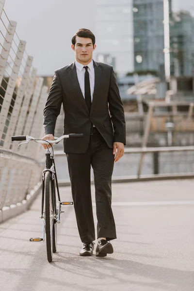 Ung Vacker Man Med Business Passar Drivande Bycicle Corporate Affärsman — Stockfoto