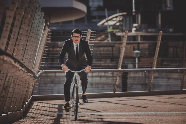 Jovem Bonitão Com Bicicleta Condução Terno Negócios Retrato Empresário Corporativo — Fotografia de Stock