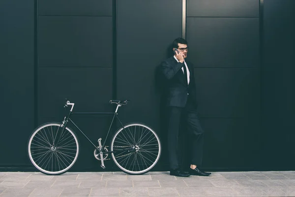 Joven Hombre Guapo Con Traje Negocios Bicicleta Conducción Retrato Hombre —  Fotos de Stock