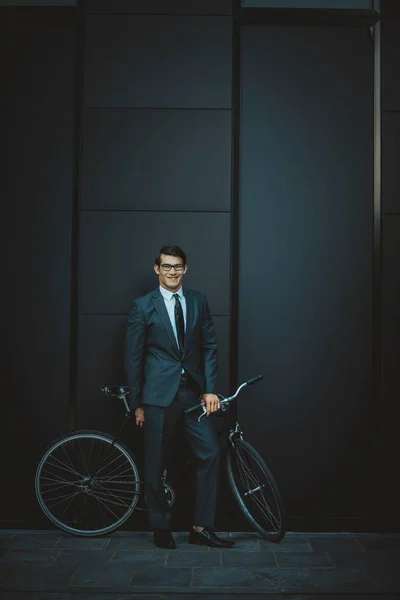 Jeune Bel Homme Avec Costume Affaires Conduite Vélo Portrait Homme — Photo