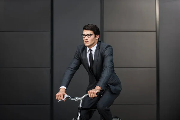 Jeune Bel Homme Avec Costume Affaires Conduite Vélo Portrait Homme — Photo