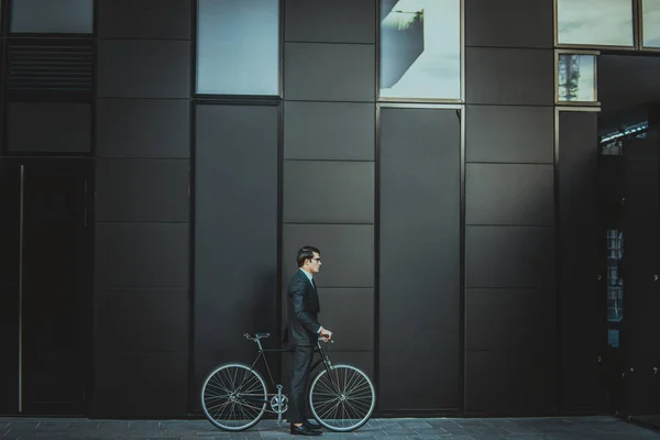 Jovem Bonitão Com Bicicleta Condução Terno Negócios Retrato Empresário Corporativo — Fotografia de Stock