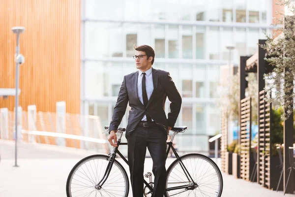 Jeune Bel Homme Avec Costume Affaires Conduite Vélo Portrait Homme — Photo