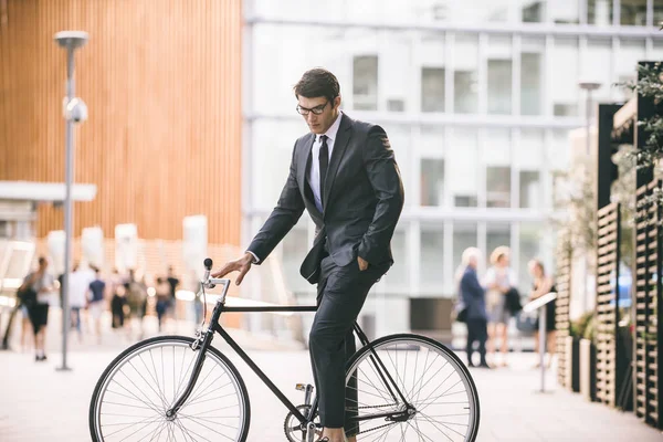 Jovem Bonitão Com Bicicleta Condução Terno Negócios Retrato Empresário Corporativo — Fotografia de Stock