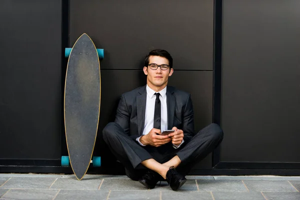 企業のビジネスマンの肖像画 ビジネス モビリティやライフ スタイルについての概念 ロングボードに乗ってビジネス スーツで若いハンサムな男 — ストック写真