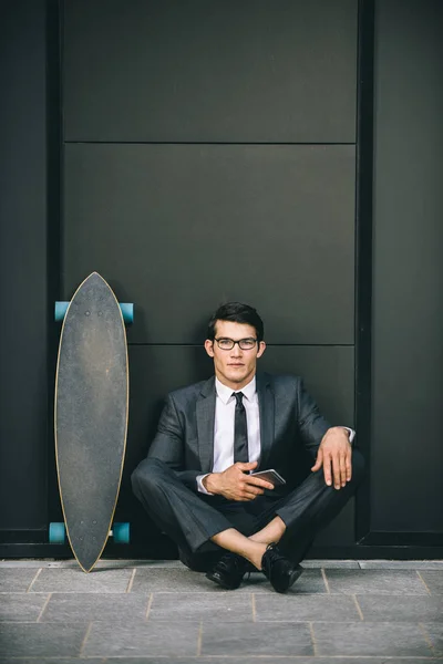 Jeune Homme Beau Avec Costume Affaires Chevauchant Sur Longboard Portrait — Photo