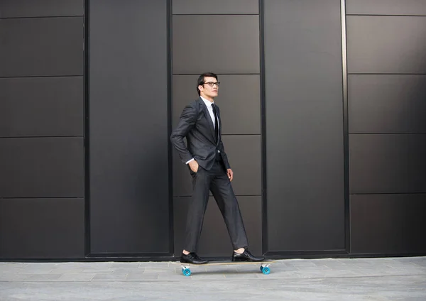 Junger Gutaussehender Mann Mit Business Anzug Auf Einem Longboard Unternehmensporträt — Stockfoto