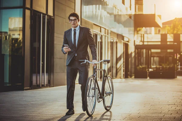 Jovem Bonitão Com Bicicleta Condução Terno Negócios Retrato Empresário Corporativo — Fotografia de Stock