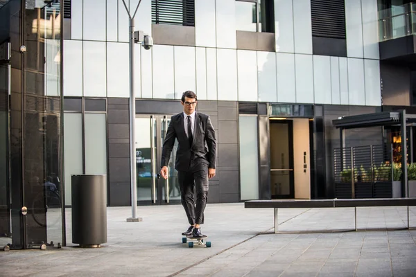 Homem Bonito Jovem Com Terno Negócios Montando Longboard Retrato Empresário — Fotografia de Stock