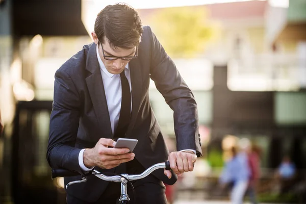 Jovem Bonitão Com Bicicleta Condução Terno Negócios Retrato Empresário Corporativo — Fotografia de Stock