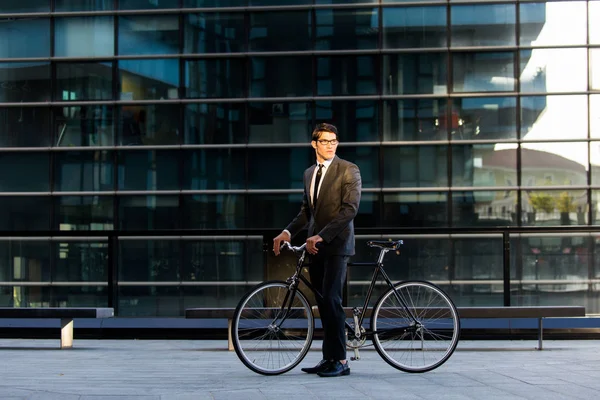 Ung Vacker Man Med Business Passar Drivande Bycicle Corporate Affärsman — Stockfoto