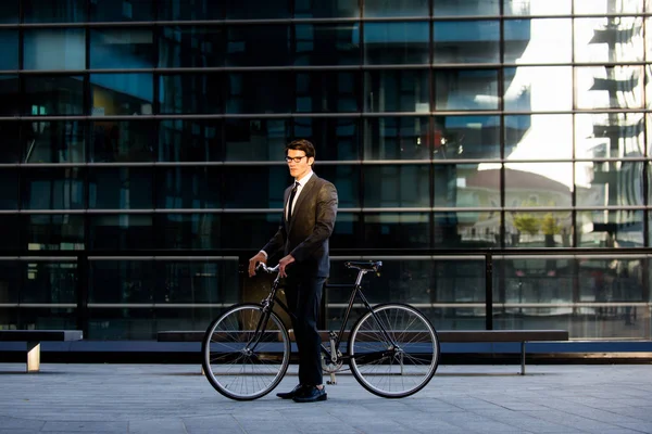 Junger Gutaussehender Mann Mit Businessanzug Der Fahrrad Fährt Unternehmensportrait Konzepte — Stockfoto