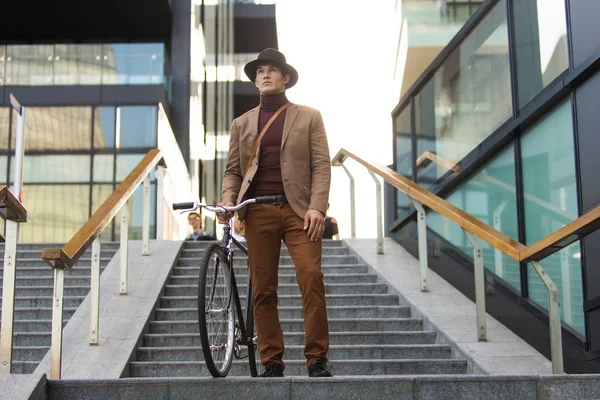 Junger Gutaussehender Mann Mit Lässiger Kleidung Der Fahrrad Fährt Studentenporträt — Stockfoto