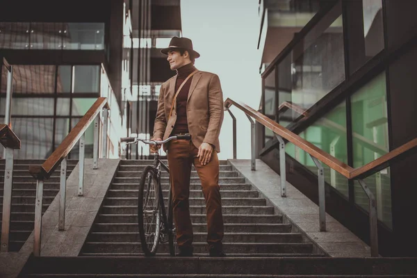 Giovane Bell Uomo Con Vestiti Casual Guida Bicicletta Ritratto Giovane — Foto Stock