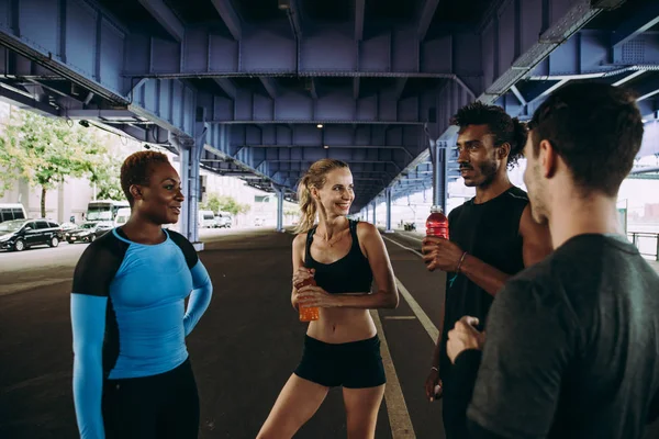 スポーツとフィットネスの概念シリーズ ニューヨーク市の通りに実行している都市ランナーのグループ — ストック写真