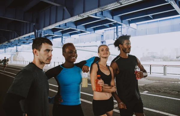 在纽约市街头奔跑的一群城市赛跑者 关于运动和健身的概念系列 — 图库照片
