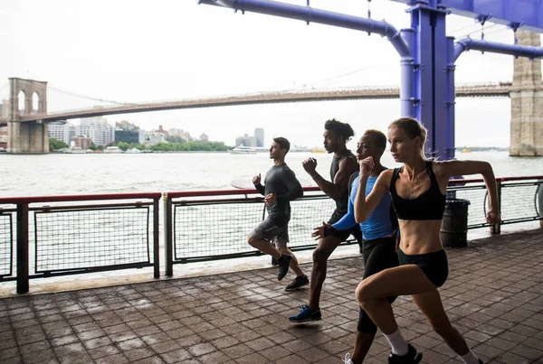 在纽约市街头奔跑的一群城市赛跑者 关于运动和健身的概念系列 — 图库照片