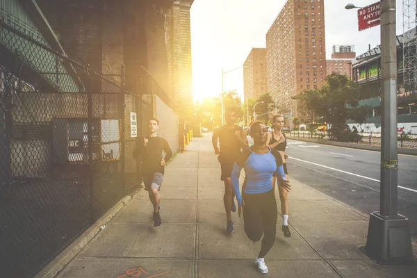Grupo Corredores Urbanos Corriendo Por Calle Ciudad Nueva York Serie —  Fotos de Stock