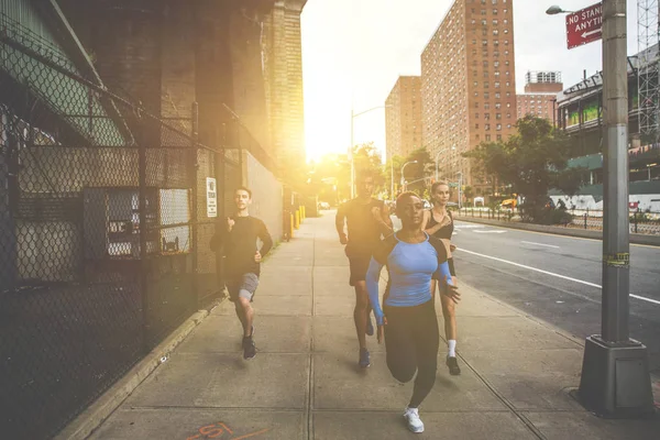 Groep Van Stedelijke Lopers Lopen Straat New York City Conceptuele — Stockfoto