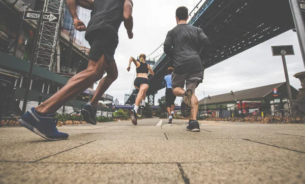 Skupina Městských Běžci Běží Ulici New York City Koncepční Série — Stock fotografie