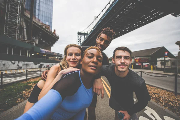 スポーツとフィットネスの概念シリーズ ニューヨーク市の通りに実行している都市ランナーのグループ — ストック写真