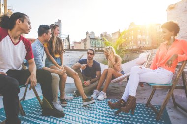 New york City, yaşam tarzı konsepti ile mutlu insanlar bir çatıda birlikte vakit arkadaş grubu