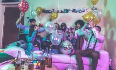 Bir grup genç insan kutlama ve parti evde yapma